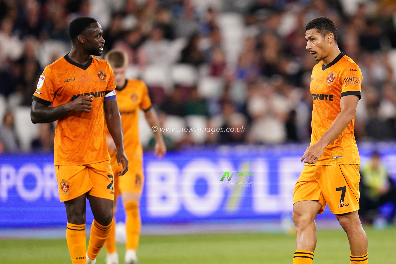 Wolverhampton Wanderers players during the Sky Bet Championship match West Ham United vs Wolverhampton Wanderers at London Stadium, London, United Kingdom on 01 September 2026

(Photo by Harvey Murphy/News Images)