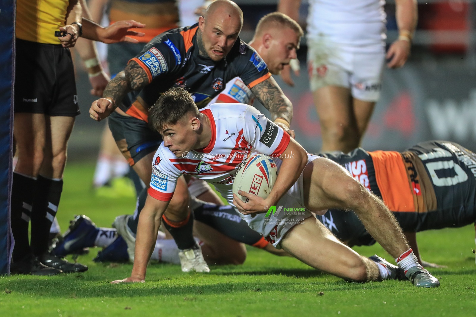 30th August 2019 , Totally Wicked Stadium, St Helens, England;  Betfred Super League Rugby, Round 27, St Helens vs Castleford Tigers ; Jack Welsby (29) of St Helens defends the ball as Nathan Massey (14) of Castleford Tigers looks for a try

Credit: Mark Cosgrove/News Images