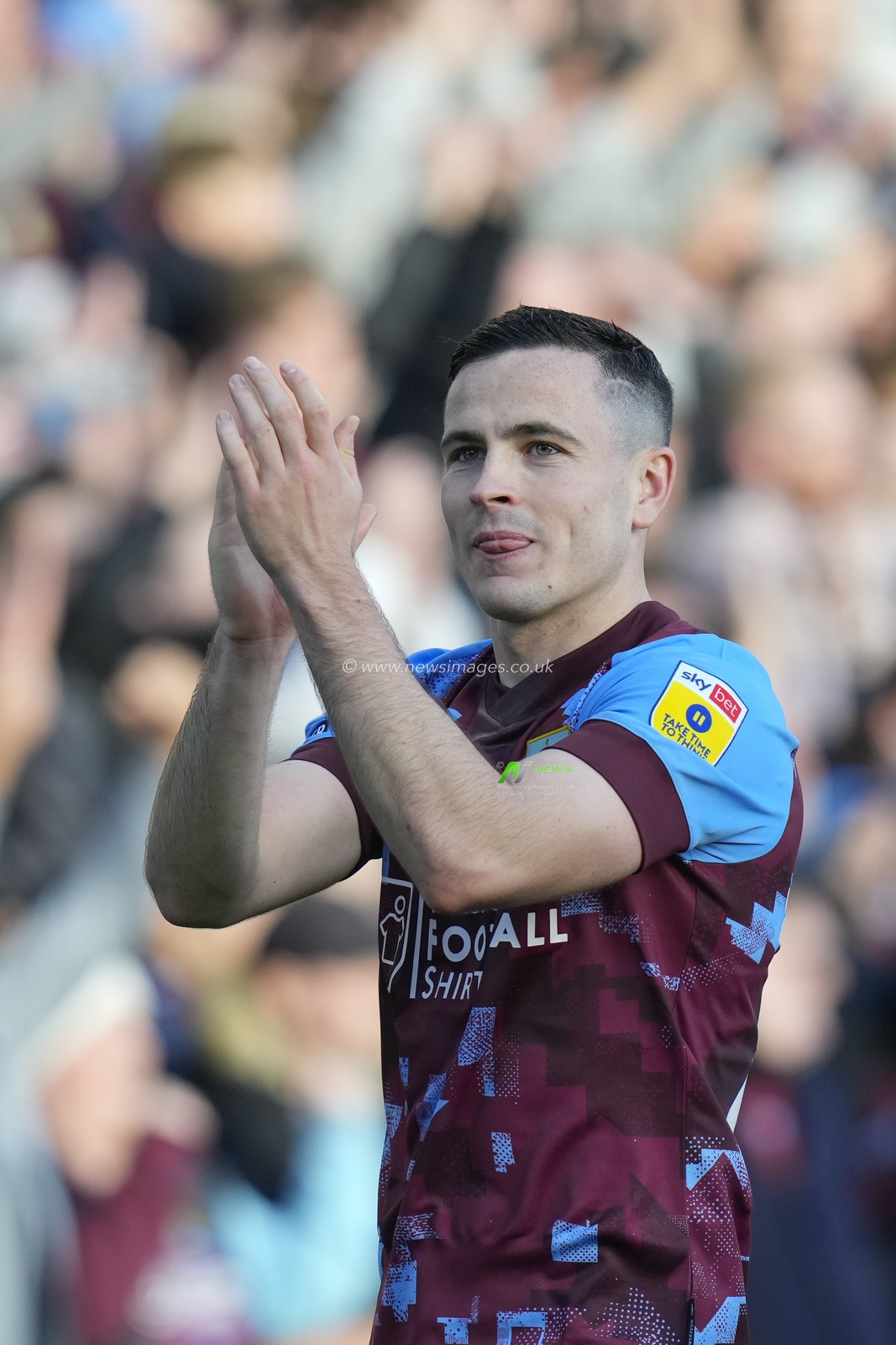 Josh Cullen #24 of Burnley salutes the fans after the Sky Bet Championship match Burnley vs Blackburn Rovers at Turf Moor, Burnley, United Kingdom, 13th November 2022

(Photo by Steve Flynn/News Images)