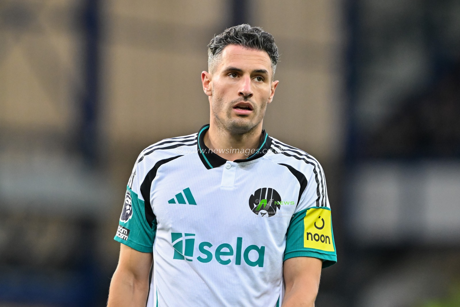 Fabian SchÃ¤r of Newcastle United during the Premier League match Everton vs Newcastle United at Goodison Park, Liverpool, United Kingdom, 5th October 2024

(Photo by Cody Froggatt/News Images)