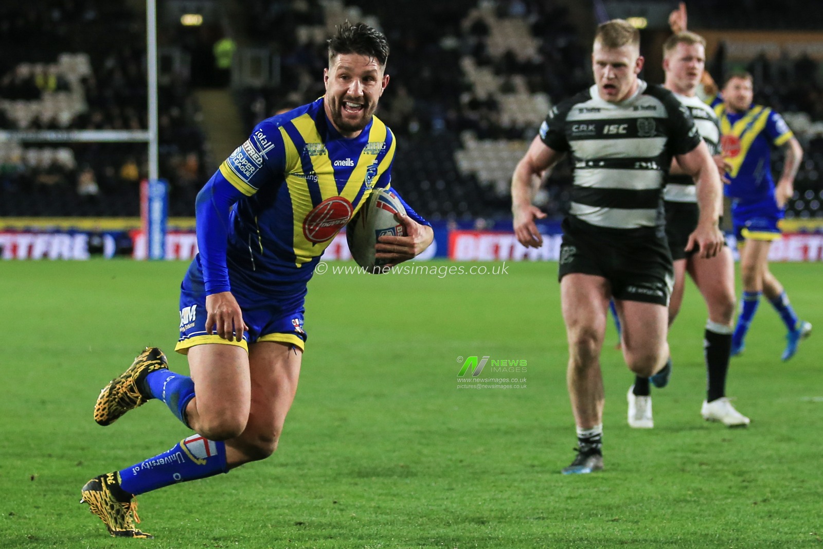 12th March 2020, KCOM Stadium, Hull, England; Betfred Super League, Hull FC v Warrington Wolves : Gareth Widdop (7) of Warrington Wolves runs towards the try line