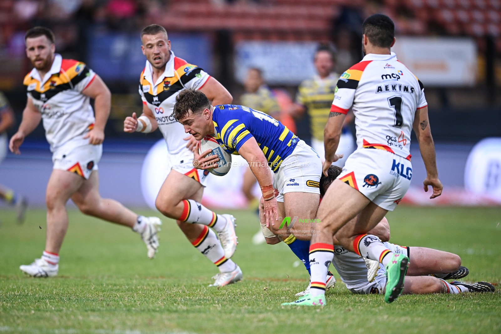 Leon Hayes of Warrington Wolves runs with the ball during the Betfred Super League round 22 match Bradford Bulls vs Warrington Wolves at Odsal Stadium, Bradford, United Kingdom on 08 August 2026

(Photo by Ben Roberts/News Images)