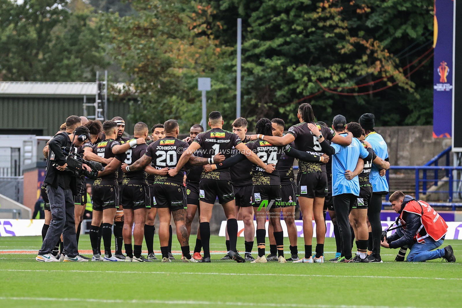 oBen Jones-Bishop of Jamaica and his team mates have a group huddle during the Rugby League World Cup 2021 match Jamaica vs Ireland at Headingley Stadium, Leeds, United Kingdom, 16th October 2022

(Photo by Mark Cosgrove/News Images)
