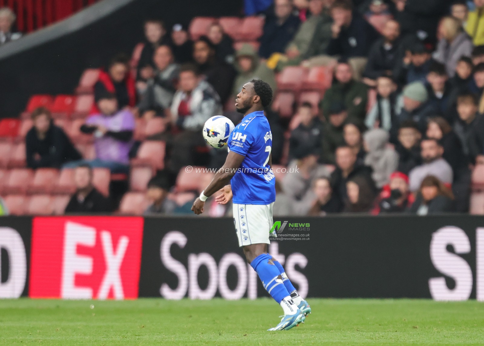 Jeremy Ngakia of Watford controls the ball during the Sky Bet Championship match Sheffield United vs Watford at Bramall Lane, Sheffield, United Kingdom, 18th October 2025

(Photo by Richard Bierton/News Images)