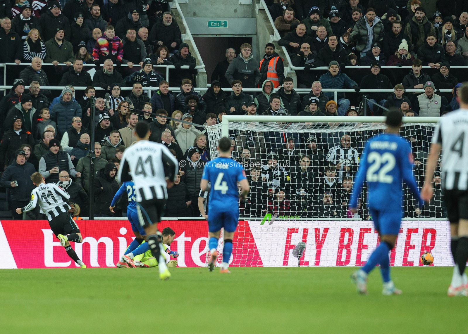 Harvey Barnes of Newcastle United scores to make it 1-0 during the Emirates FA Cup Third Round match Newcastle United vs Bournemouth at St. James's Park, Newcastle, United Kingdom, 10th January 2026

(Photo by Richard Bierton/News Images)