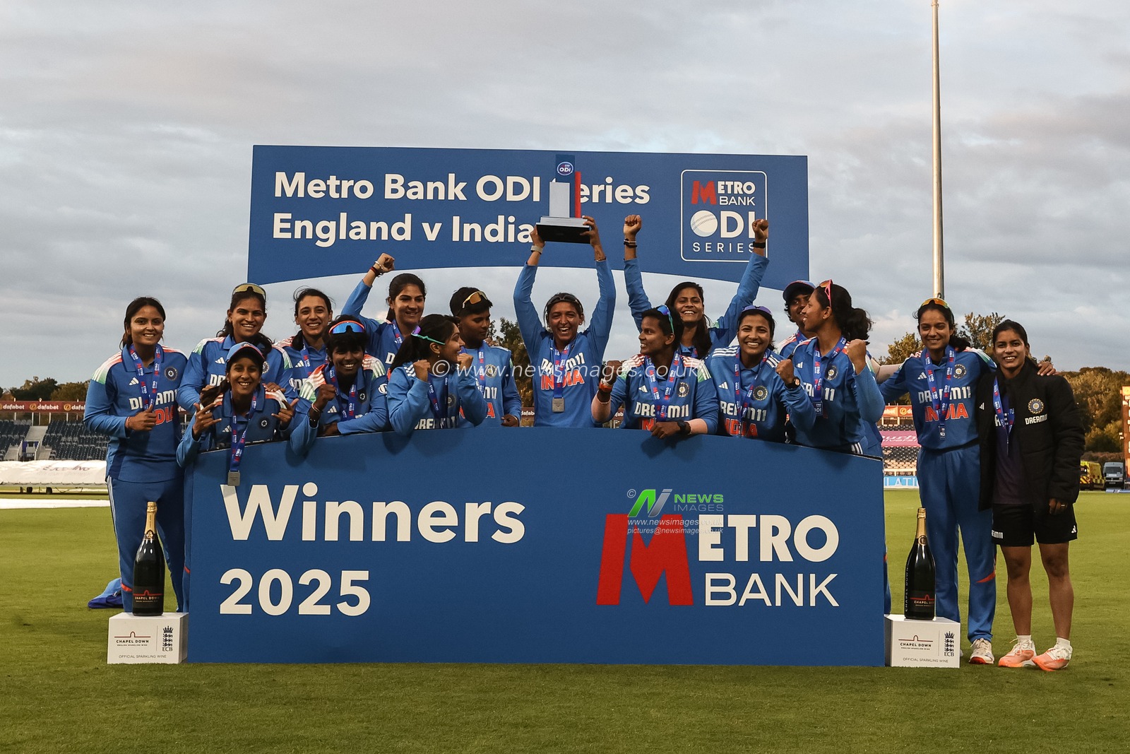 India lift the Metro Bank One Day International trophy during the 3rd Metro Bank One Day International England Women vs India Women at Banks Homes Riverside Stadium, Chester-le-street, United Kingdom, 22nd July 2025

(Photo by Alfie Cosgrove/News Images)