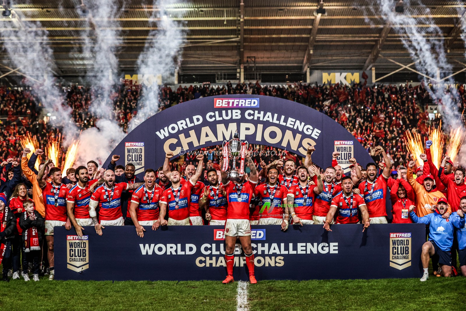 Elliot Minchella of Hull KR lifts the World Club Challenge Trophy during the World Club Challenge 2026 match Hull KR vs Brisbane Broncos at MKM Stadium, Hull, United Kingdom on 19 February 2026

(Photo by Alfie Cosgrove/News Images)