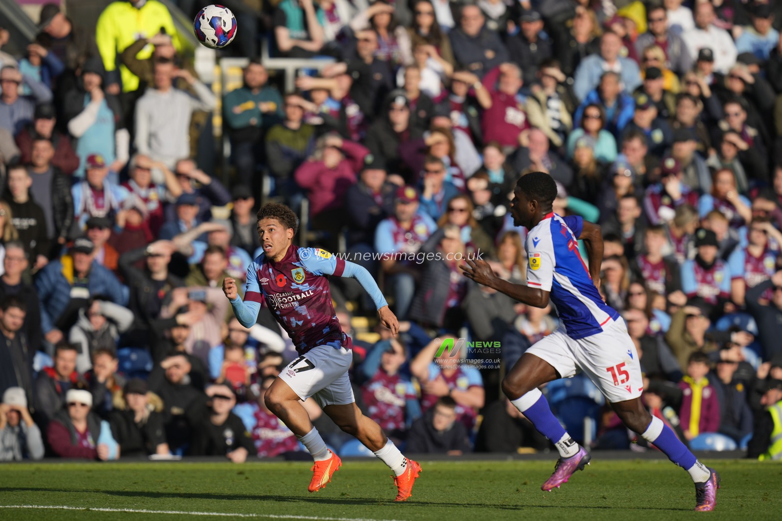 Manuel Benson #17 of Burnley and Clinton Mola #15 of Blackburn Rovers chase the ball during the Sky Bet Championship match Burnley vs Blackburn Rovers at Turf Moor, Burnley, United Kingdom, 13th November 2022

(Photo by Steve Flynn/News Images)