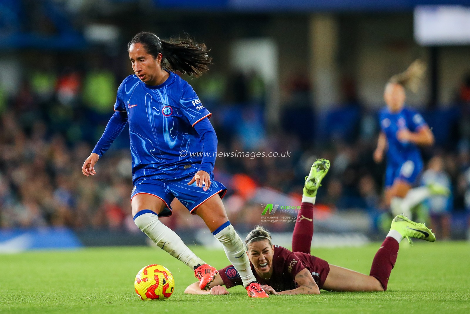 Myra Ramirez of Chelsea Women battles for the ball with Alanna Kennedy of Manchester City Women during the Barclays Women's Super League match Chelsea FC Women vs Manchester City Women at Stamford Bridge, London, United Kingdom, 16th November 2024

(Photo by Izzy Poles/News Images)