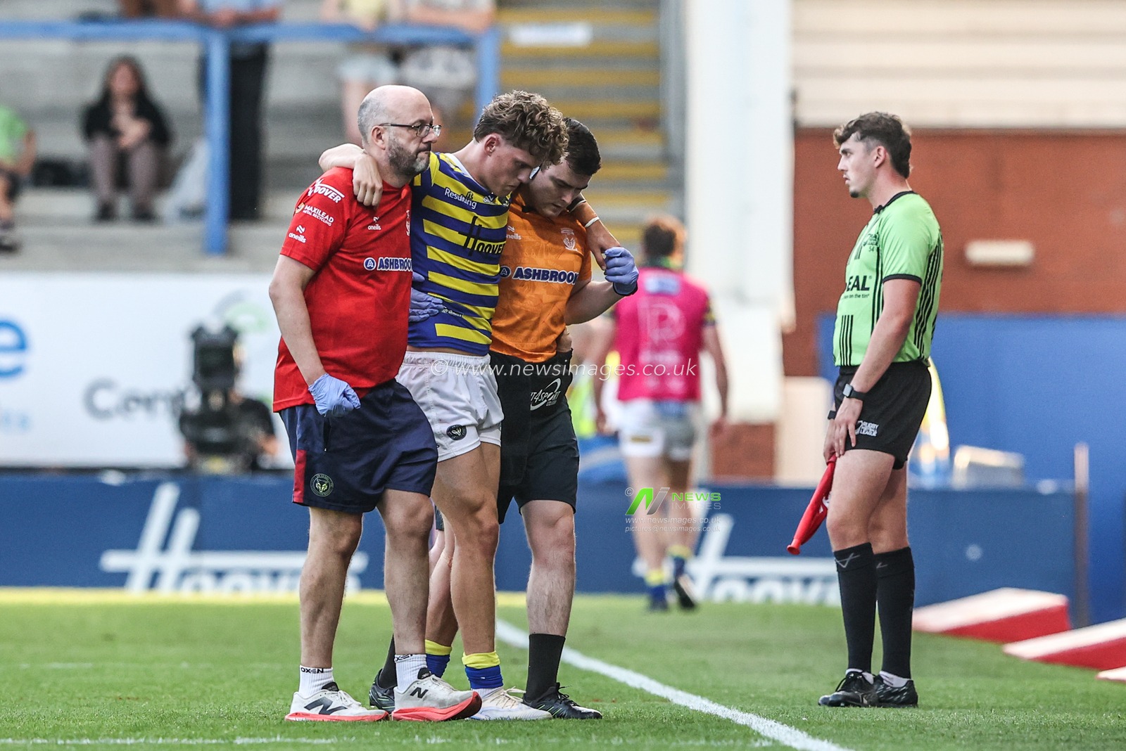 Arron Lindop of Warrington Wolves is helped off the field as he comes off for injury during the Betfred Super League round 16 match Warrington Wolves vs Catalans Dragons at The Halliwell Jones Stadium, Warrington, United Kingdom on 25 June 2026

(Photo by Alfie Cosgrove/News Images)