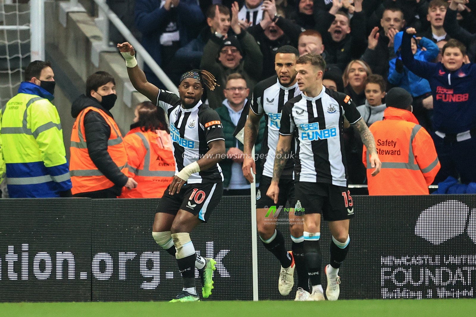 Allan Saint-Maximin #10 of Newcastle United celebrates his goal to make it 1-0