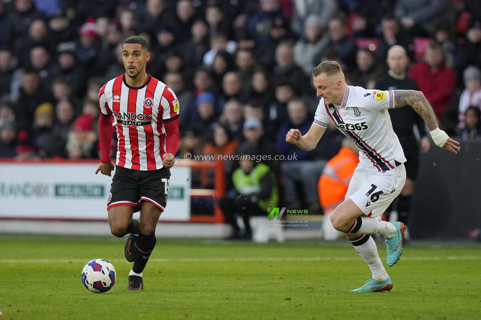 Max Lowe #13 of Sheffield United breaks past Ben Wilmot #16 of Stoke City during the Sky Bet Championship match Sheffield United vs Stoke City at Bramall Lane, Sheffield, United Kingdom, 14th January 2023

(Photo by Steve Flynn/News Images)