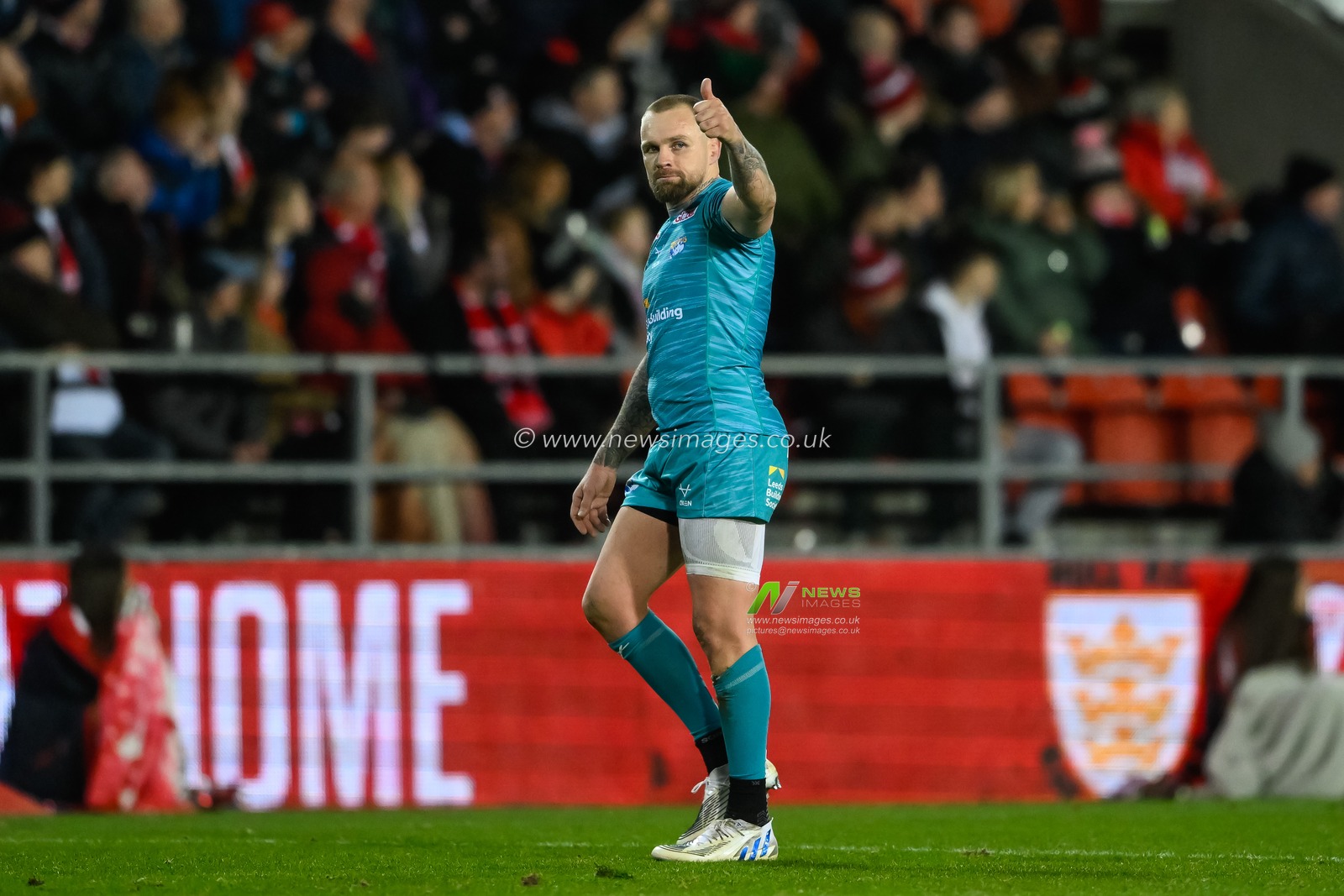 Blake Austin #6 of Leeds Rhinos gives the thumbs up during the Betfred Super League Round 3 match St Helens vs Leeds Rhinos at Totally Wicked Stadium, St Helens, United Kingdom, 3rd March 2023

(Photo by Craig Thomas/News Images)