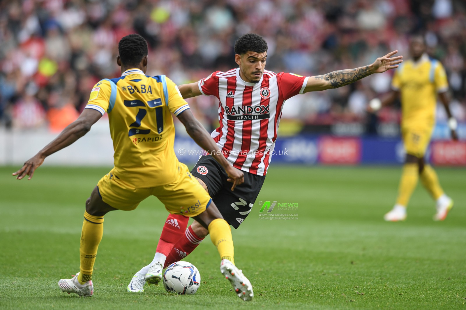 Morgan Gibbs-White #27 of Sheffield United looks for a way past Baba Rahman #21 of Reading