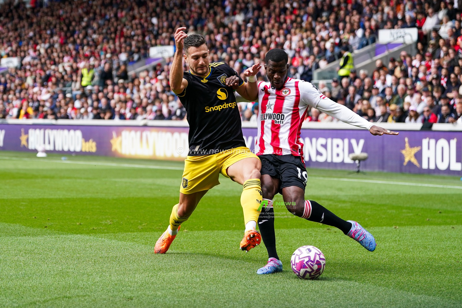 Dango Ouattara of Brentford and Diogo Dalot of Manchester United during the Premier League match Brentford vs Manchester United at The Gtech Community Stadium, London, United Kingdom, 27th September 2025

(Photo by Harvey Murphy/News Images)