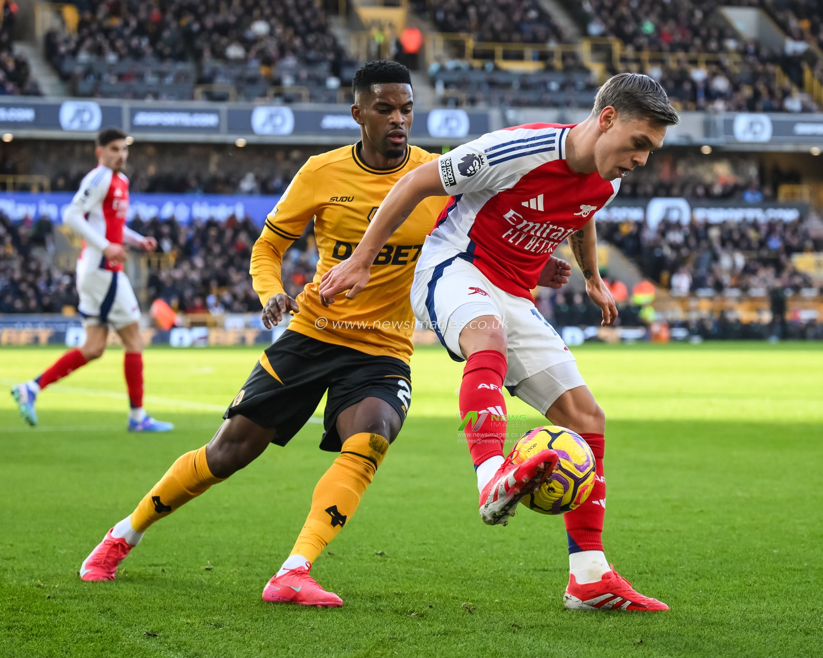 Leandro Trossard of Arsenal controls the ball despite pressure from NÃ©lson Semedo of Wolverhampton Wanderers during the Premier League match Wolverhampton Wanderers vs Arsenal at Molineux, Wolverhampton, United Kingdom, 25th January 2025

(Photo by Craig Thomas/News Images)