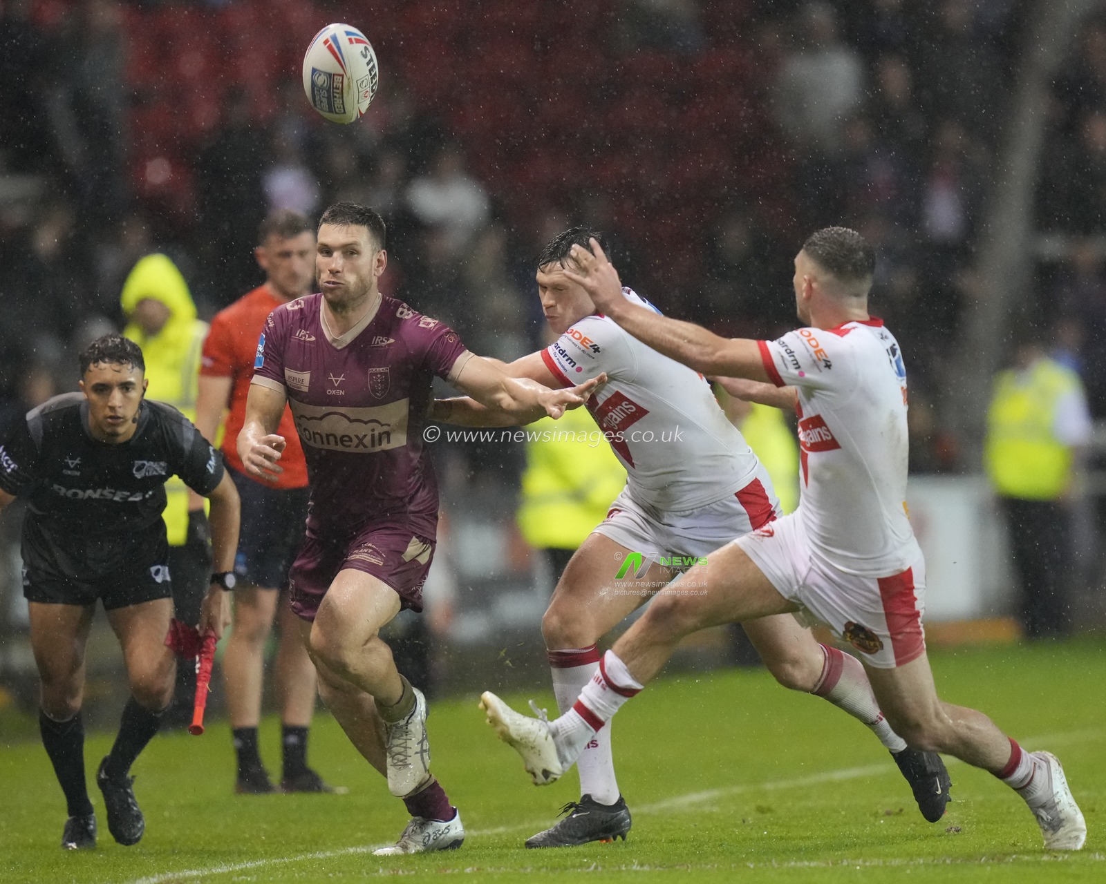 Tom Opacic #3 of Hull KR chips ahead during the Betfred Super League Round 22 match St Helens vs Hull KR at Totally Wicked Stadium, St Helens, United Kingdom, 18th August 2023

(Photo by Steve Flynn/News Images)