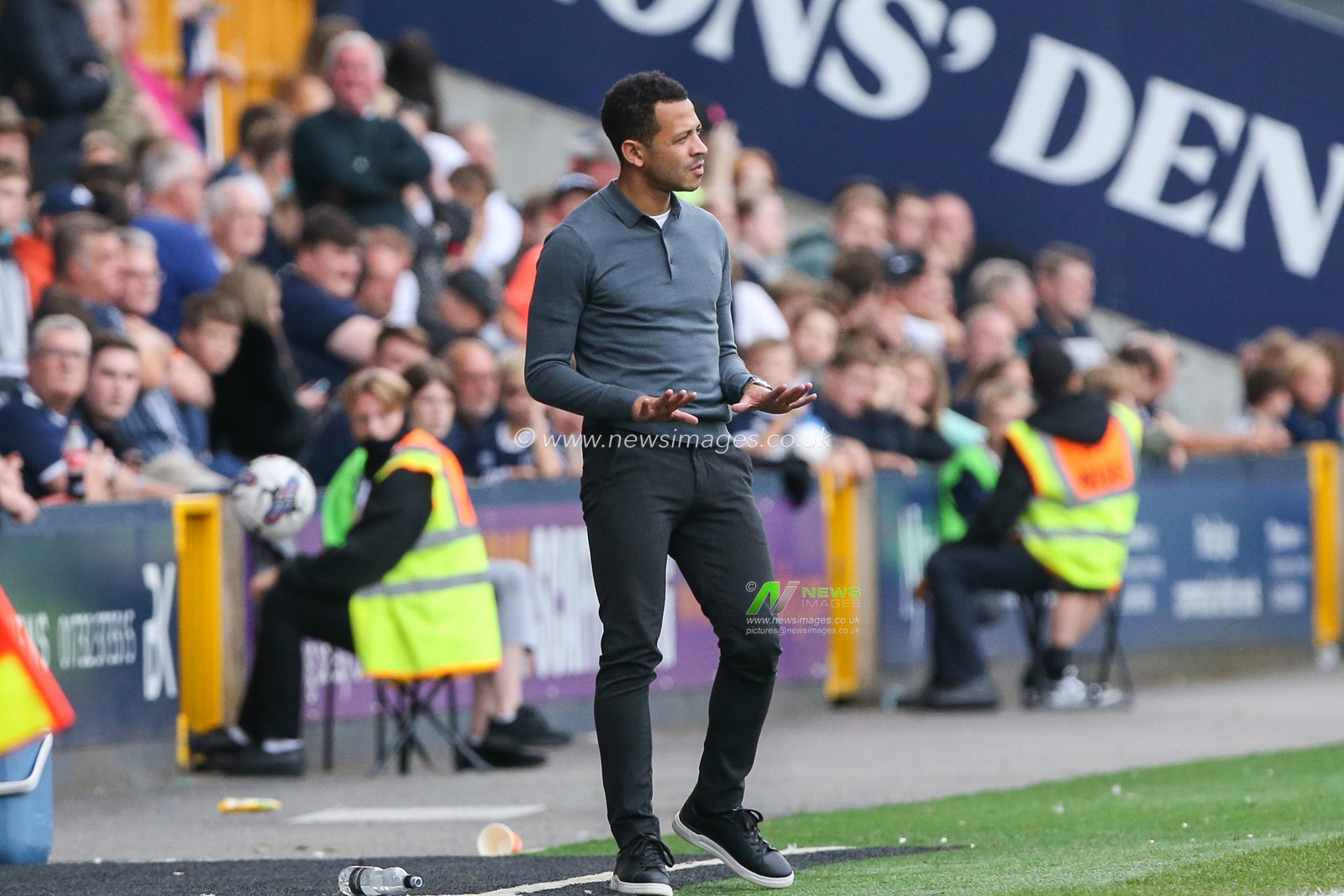 Hull City manager Liam Rosenior gestures to his players during the Sky Bet Championship match Millwall vs Hull City at The Den, London, United Kingdom, 7th October 2023

(Photo by Arron Gent/News Images)