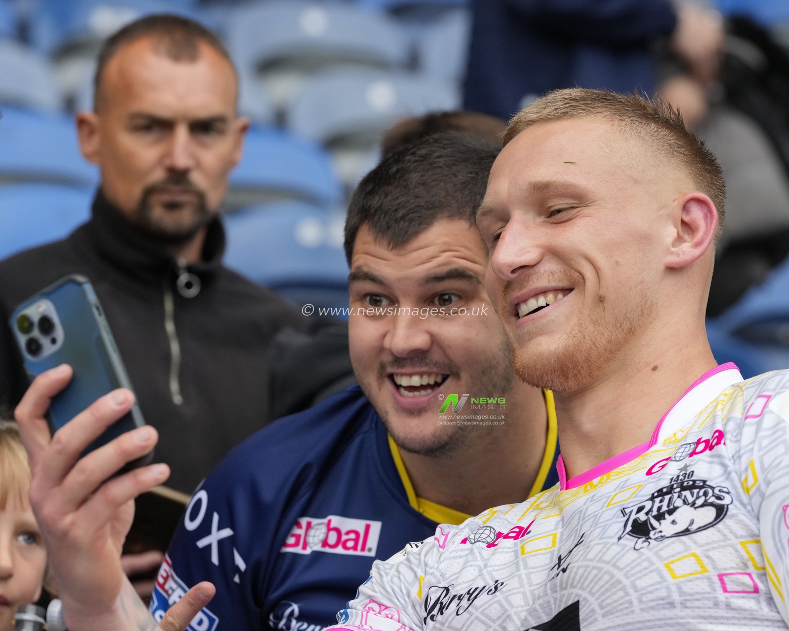 Mikolaj Oledzki #8 of Leeds Rhinos poses for a selfie with a fan after the Betfred Super League Round 23 match Huddersfield Giants vs Leeds Rhinos at John Smith's Stadium, Huddersfield, United Kingdom, 27th August 2023

(Photo by Steve Flynn/News Images)