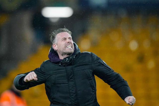 Rob Edwards manager of Wolverhampton Wanderers applauds the fans after the final whistle  during the Premier League match Wolverhampton Wanderers vs Aston Villa at Molineux, Wolverhampton, United Kingdom on 27 February 2026

(Photo by Maynard Manyowa/News Images)