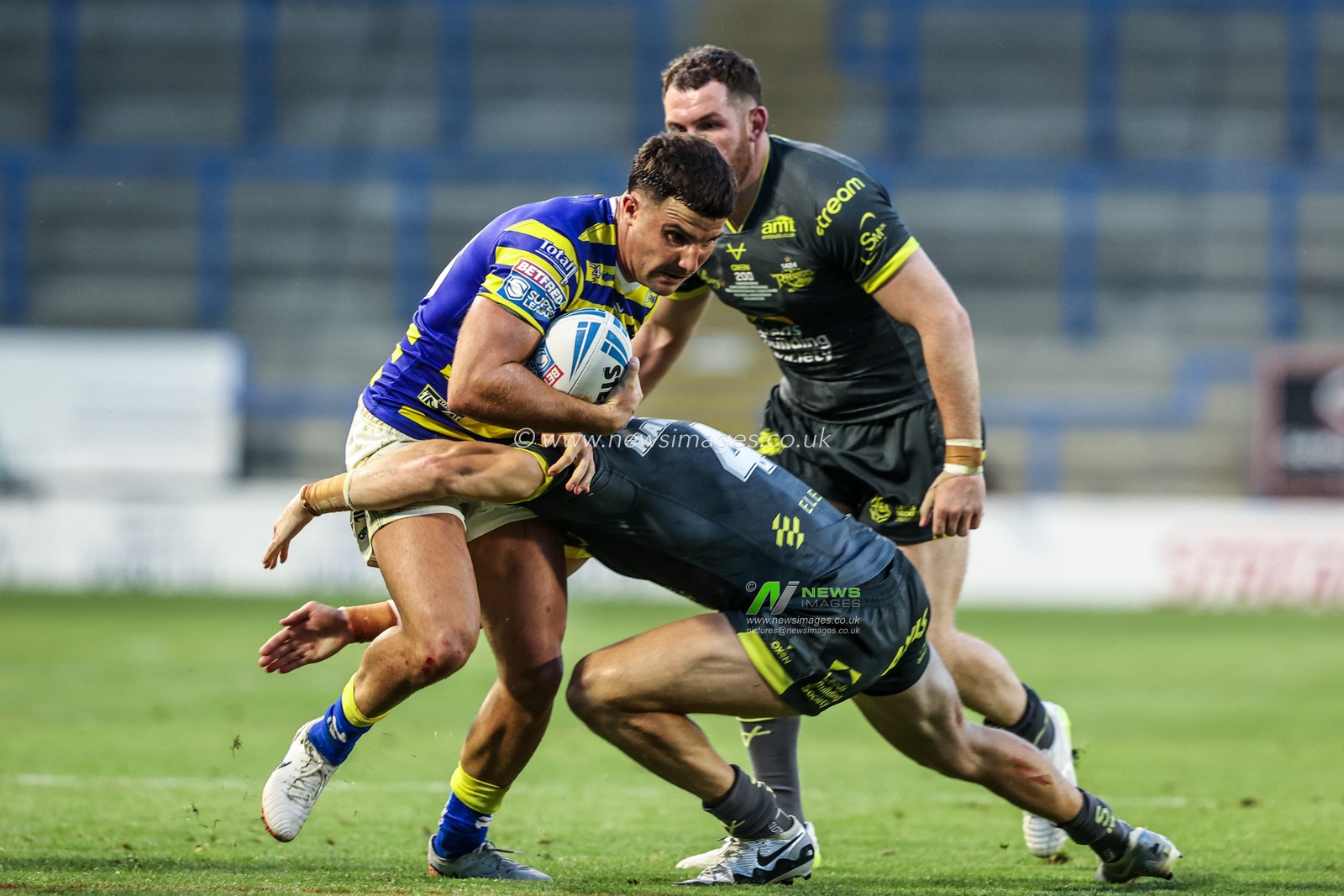Josh Smith of Warrington Wolves is tackled by Ash Handley of Leeds Rhinos during the Betfred Super League round 15 match Warrington Wolves vs Leeds Rhinos at The Halliwell Jones Stadium, Warrington, United Kingdom on 18 June 2026

(Photo by Alfie Cosgrove/News Images)