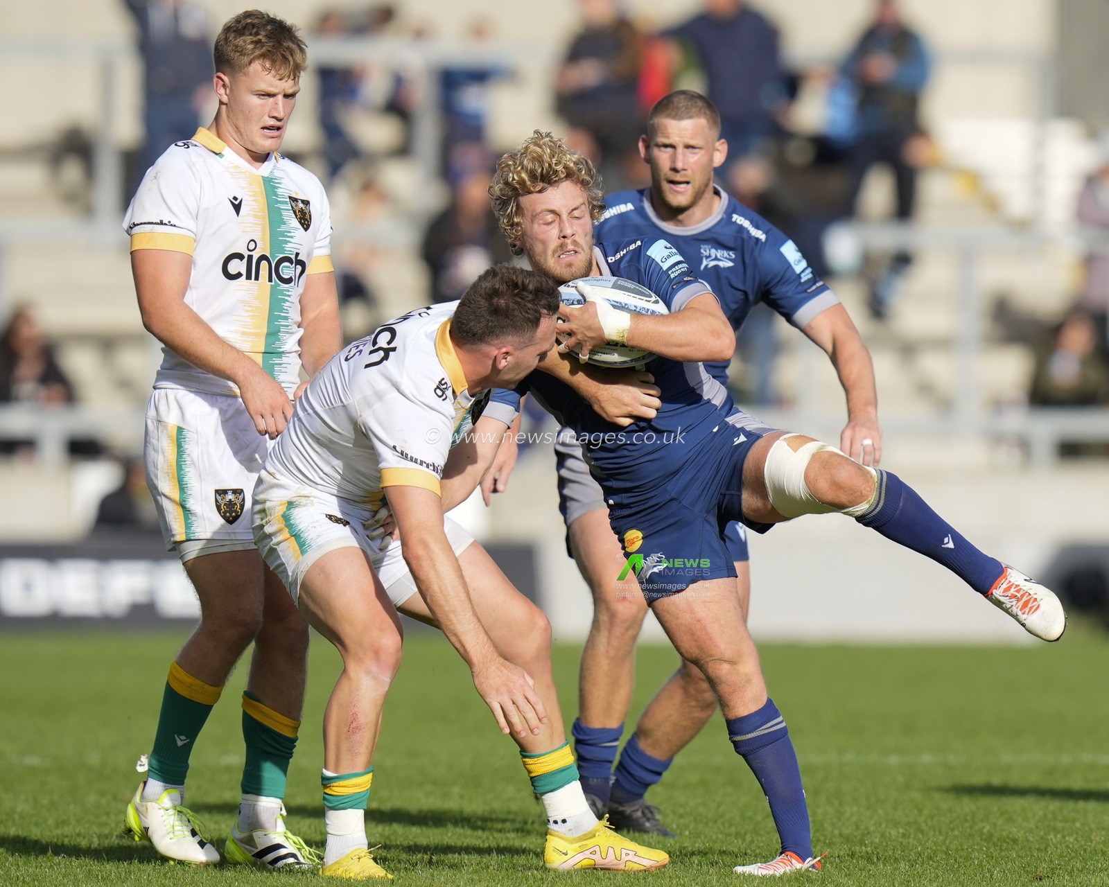 Gus Warr #21 of Sale Sharks collects a high ball during the Gallagher Premiership match Sale Sharks vs Northampton Saints at AJ Bell Stadium, Eccles, United Kingdom, 15th October 2023

(Photo by Steve Flynn/News Images)