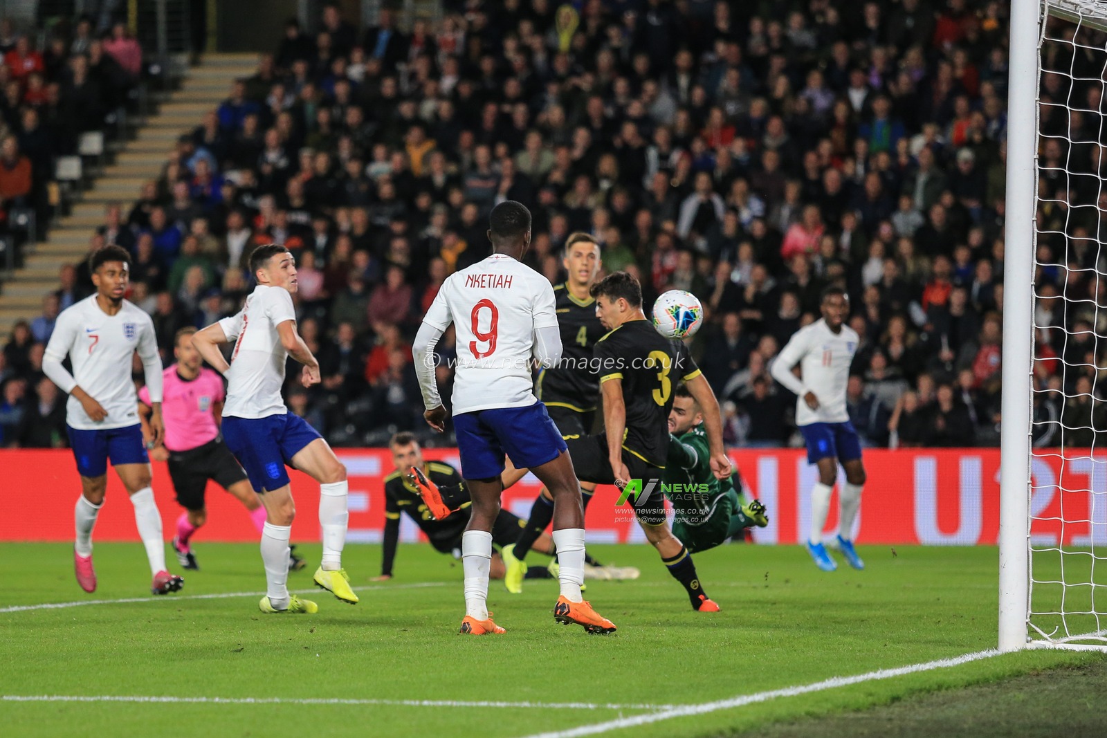 9th September 2019, KCOM Stadium , Hull, England; European Under 21 Championship Qualifying ; England U21 vs Kosovo U21Phil Foden (10) of England U21 scores the opening goal


Credit: David Greaves/News Images

English Football League images are subject to DataCo Licence