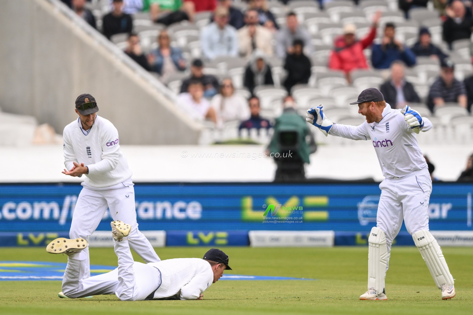 Zak Crawley of England catches from the bowling of Stuart Broad to take Andy Balbirnie of Ireland during the LV= Insurance day one Test match England vs Ireland at Lords, London, United Kingdom, 1st June 2023

(Photo by Craig Thomas/News Images)