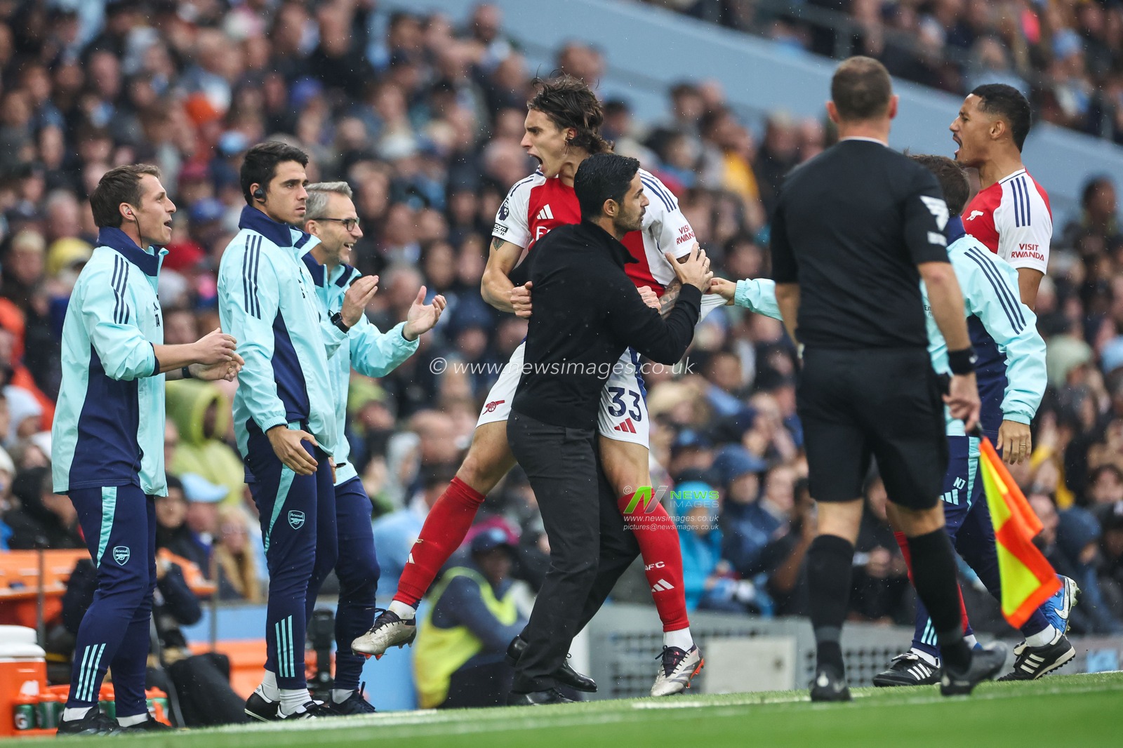 Riccardo Calafiori of Arsenal celebrates his goal with Mikel Arteta manager of Arsenal to make it 1-1 during the Premier League match Manchester City vs Arsenal at Etihad Stadium, Manchester, United Kingdom, 22nd September 2024

(Photo by Mark Cosgrove/News Images)