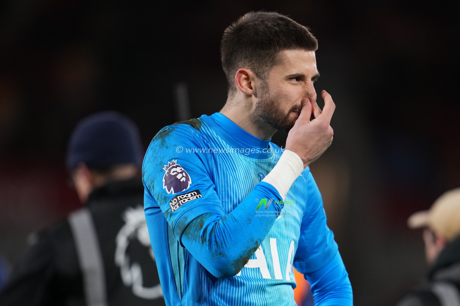 Guglielmo Vicario of Tottenham Hotspur at full time during the Premier League match Brentford vs Tottenham Hotspur at The Gtech Community Stadium, London, United Kingdom, 1st January 2026

(Photo by Harvey Murphy/News Images)

*** GER AUT SUI OUT ***