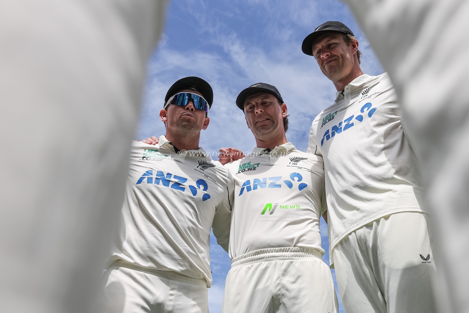 New Zealand captain Tom Latham holds his team briefing ahead of England batting during the 2nd Rothesay Test Match Day 2 match England vs New Zealand at The Kia Oval, London, United Kingdom on 18 June 2026

(Photo by Mark Cosgrove/News Images)