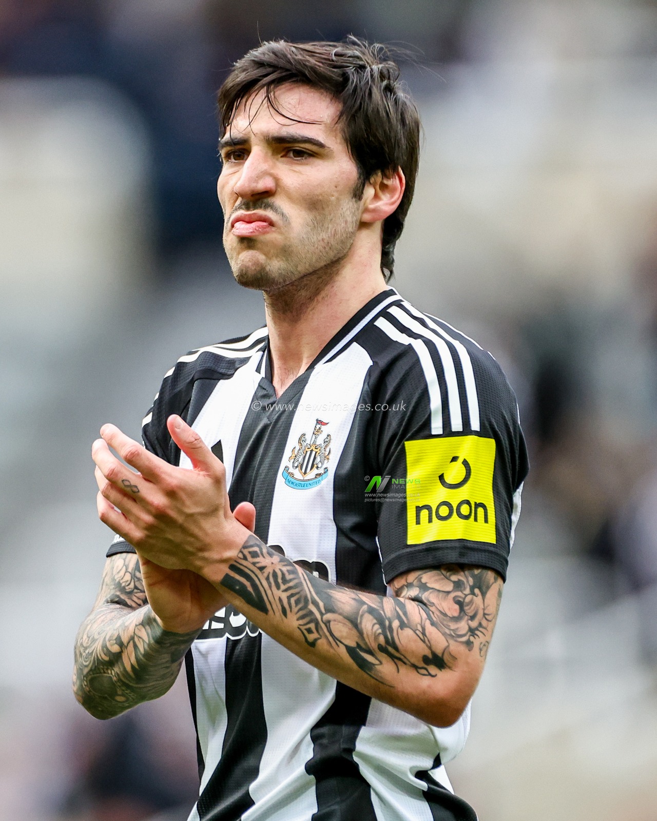 Sandro Tonali of Newcastle United acknowledges the fans after the teams victory following the Premier League match Newcastle United vs Manchester United at St. James's Park, Newcastle, United Kingdom, 13th April 2025

(Photo by Mark Cosgrove/News Images)