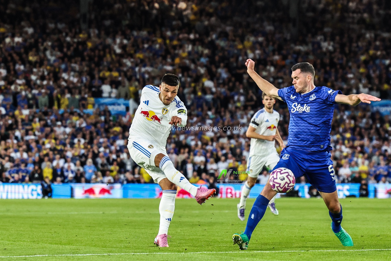 Joël Piroe of Leeds United takes a shot on goal during the Premier League match Leeds United vs Everton at Elland Road, Leeds, United Kingdom, 18th August 2025

(Photo by Mark Cosgrove/News Images)