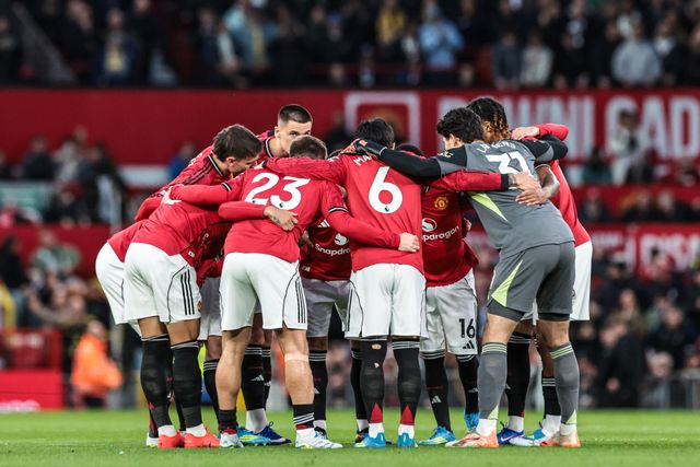 Manchester United team huddle during the Premier League match Manchester United vs Leeds United at Old Trafford, Manchester, United Kingdom on 13 April 2026

(Photo by Mark Cosgrove/News Images)