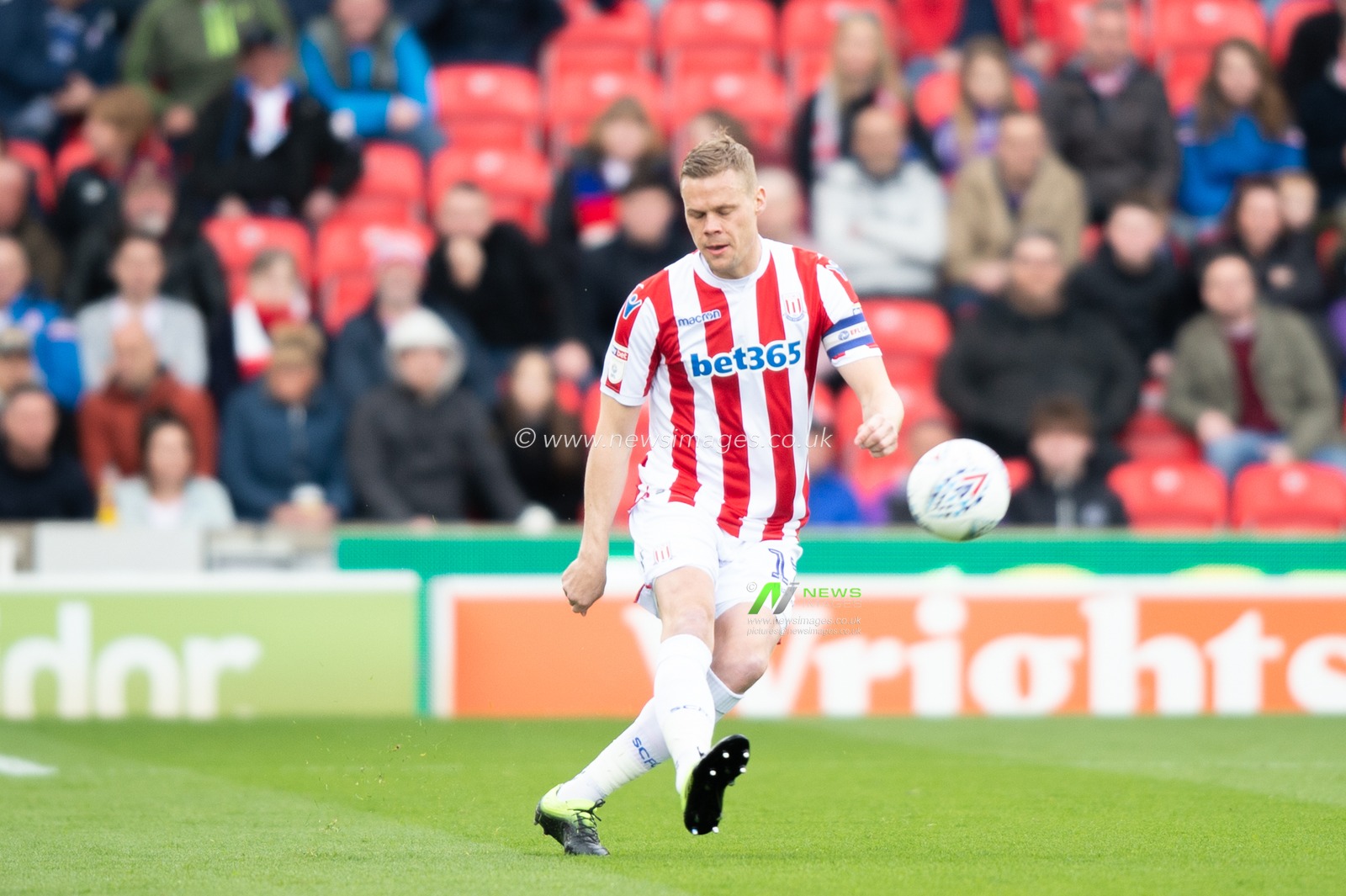 13th April 2019 , Bet 365 Stadium, Stoke-on-Trent, England; Sky Bet Championship, Stoke City vs Rotherham United ; Ryan Shawcross (17) of Stoke City 


Credit: Richard Long/News Images

English Football League images are subject to DataCo Licence