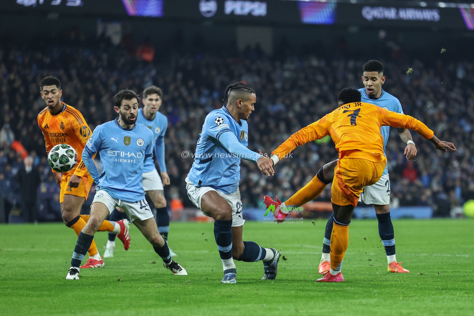 VinÃ­cius JÃºnior of Real Madrid shoots on goal during the UEFA Champions League Knockout Round Play-off Manchester City v Real Madrid at Etihad Stadium, Manchester, United Kingdom, 11th February 2025

(Photo by Mark Cosgrove/News Images)