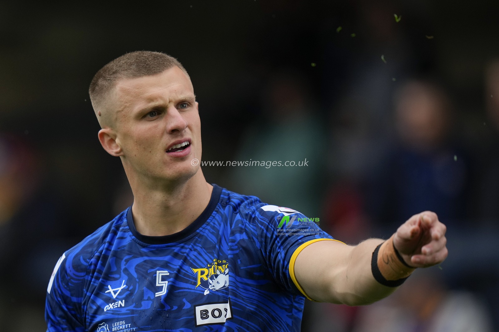 Ash Handley #5 of Leeds Rhinos tests the wind during the warm up before the Betfred Super League Round 21 match Leeds Rhinos vs Leigh Leopards at Headingley Stadium, Leeds, United Kingdom, 6th August 2023

(Photo by Steve Flynn/News Images)