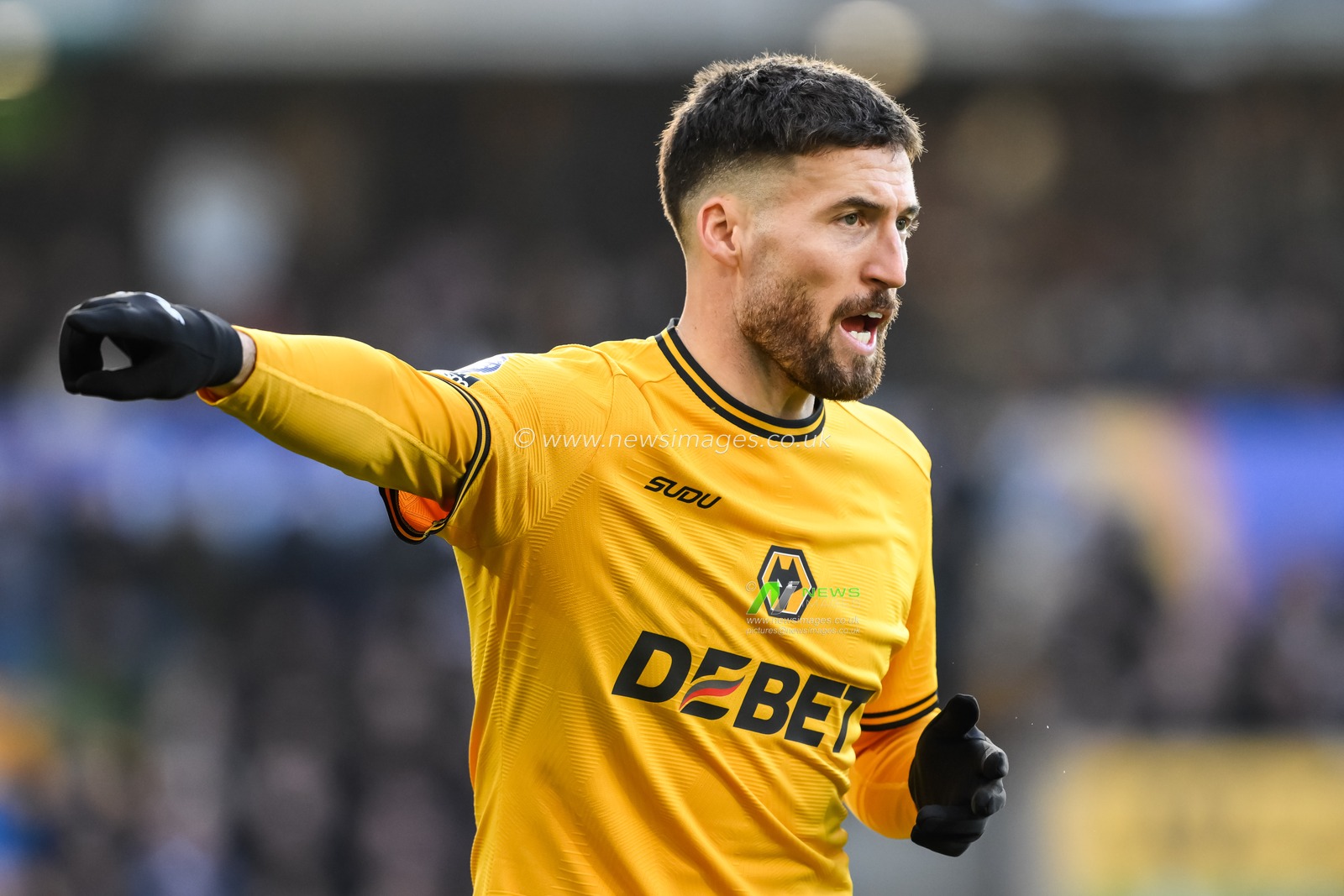 Matt Doherty of Wolverhampton Wanderers gives his team instructions during the Premier League match Wolverhampton Wanderers vs Arsenal at Molineux, Wolverhampton, United Kingdom, 25th January 2025

(Photo by Craig Thomas/News Images)
