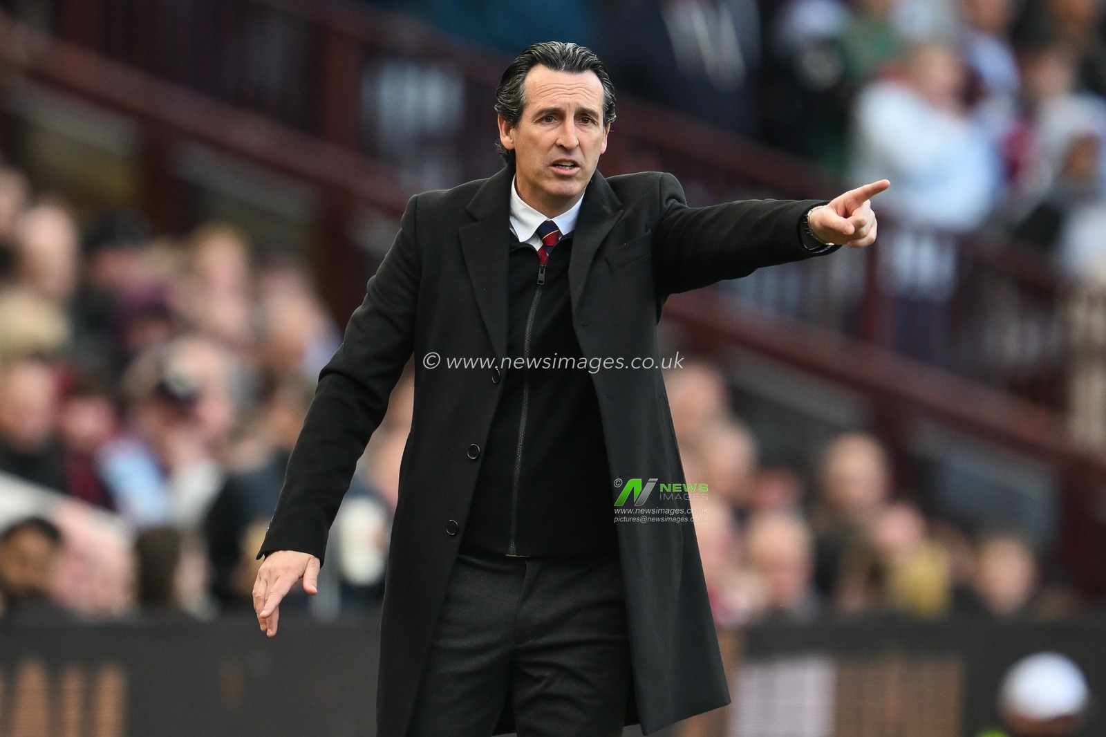 Unai Emery Manager of Aston Villa gives his team instructions during the Premier League match Aston Villa vs Bournemouth at Villa Park, Birmingham, United Kingdom, 21st April 2024

(Photo by Craig Thomas/News Images)