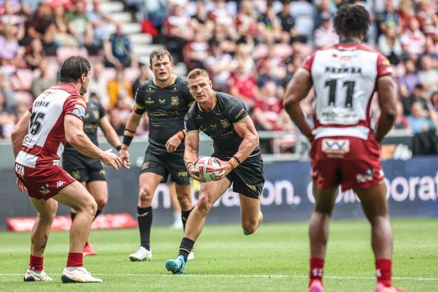 Jed Cartwright of Hull FC breaks with the ball during the Betfred Super League Round 19 match Wigan Warriors vs Hull FC at The Brick Community Stadium, Wigan, United Kingdom, 19th July 2025

(Photo by Alfie Cosgrove/News Images)