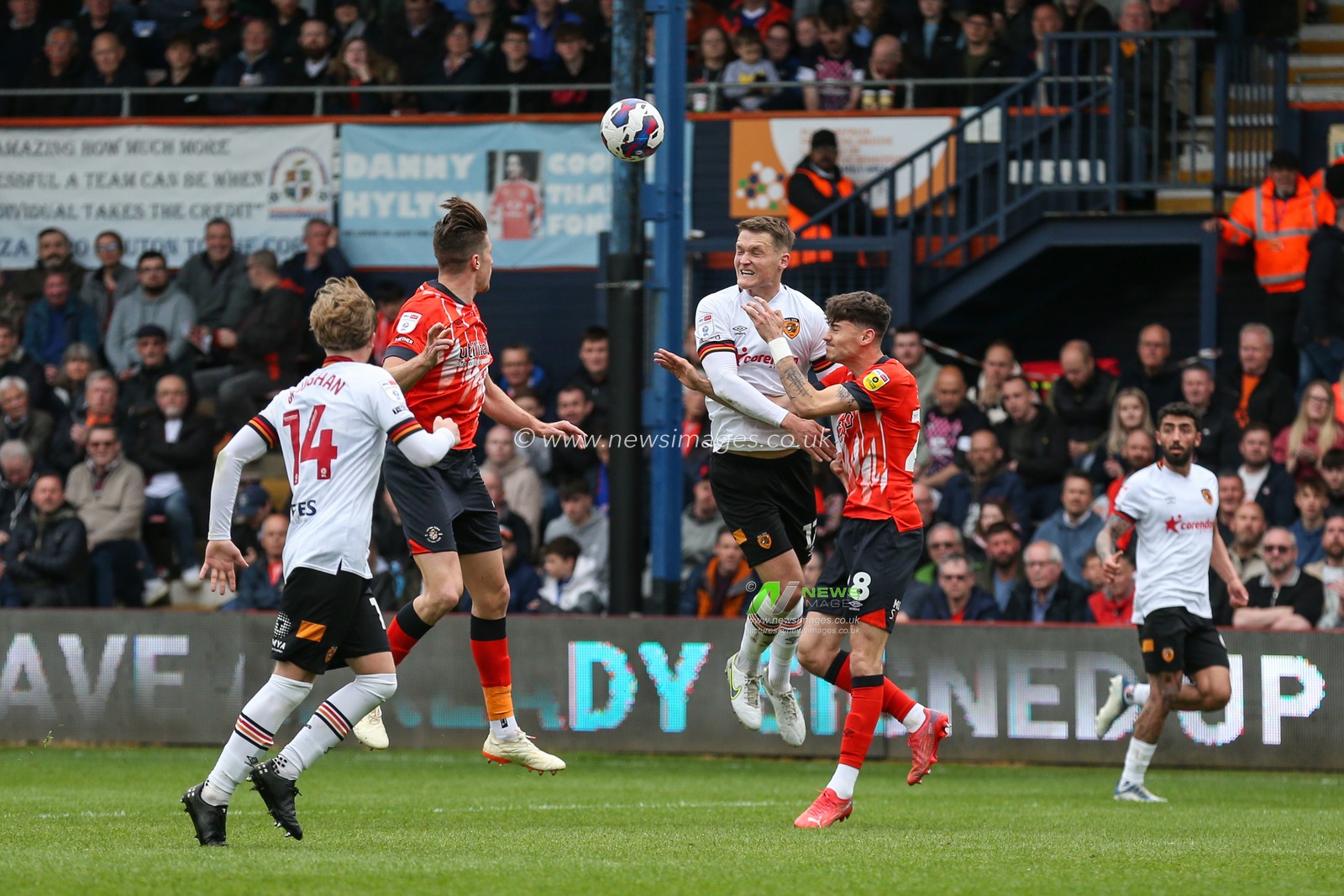 Sean McLoughlin #17 of Hull City and Luke Berry #8 of Luton Town challenge for a header during the Sky Bet Championship match Luton Town vs Hull City at Kenilworth Road, Luton, United Kingdom, 8th May 2023

(Photo by Arron Gent/News Images)