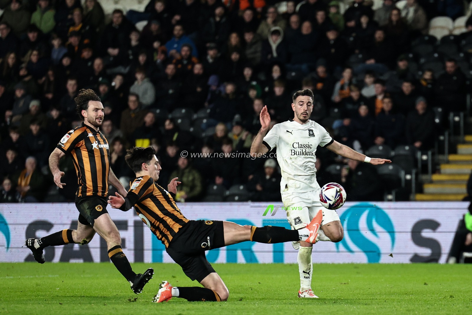 Alfie Jones of Hull City clears the ball from Julio Pleguezuelo of Plymouth Argyle during the Sky Bet Championship match Hull City vs Plymouth Argyle at MKM Stadium, Hull, United Kingdom, 4th March 2025

(Photo by Mark Cosgrove/News Images)