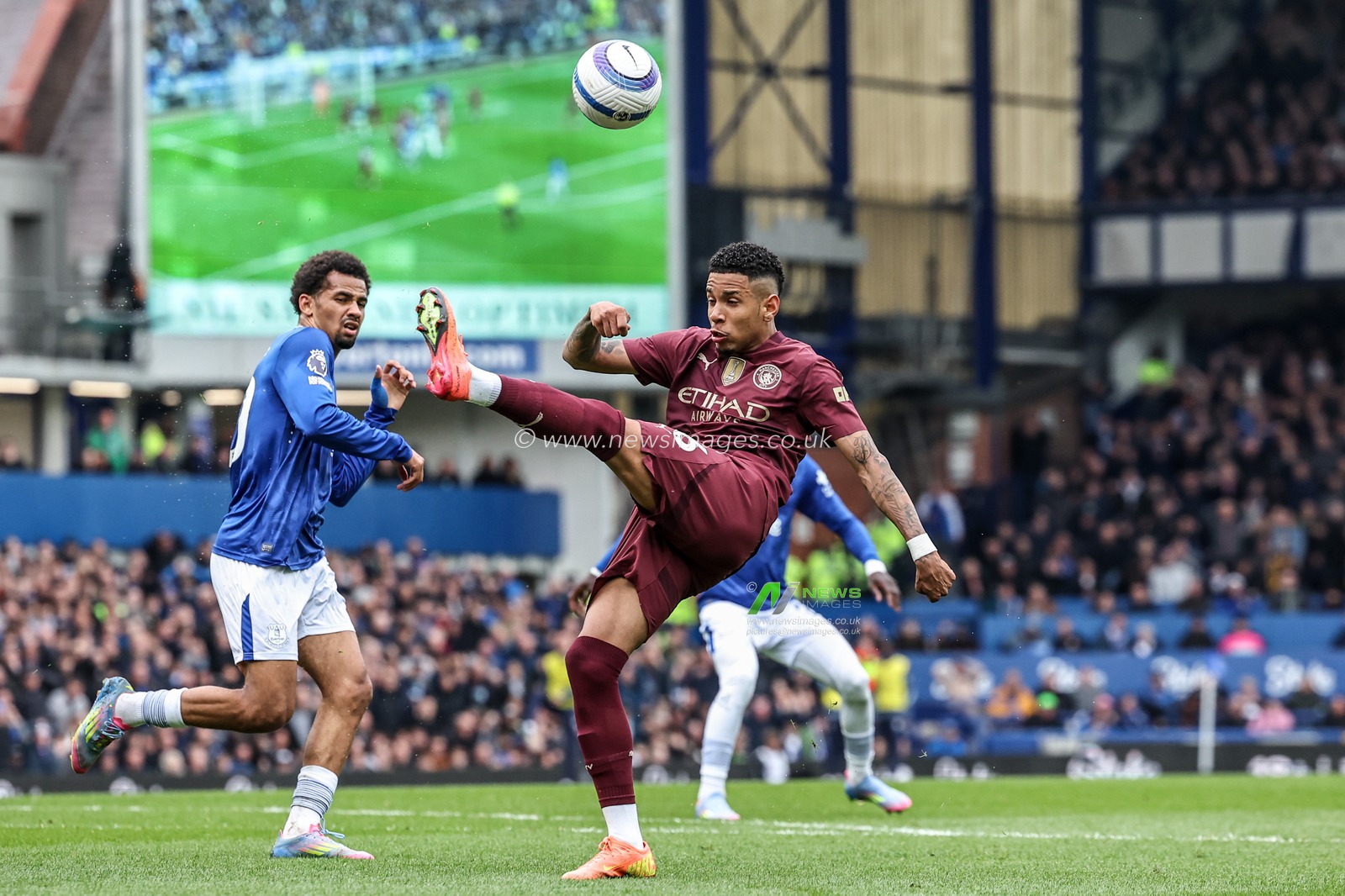 Savinho of Manchester City clears the ball from his defensive area during the Premier League match Everton vs Manchester City at Goodison Park, Liverpool, United Kingdom, 19th April 2025

(Photo by Mark Cosgrove/News Images)