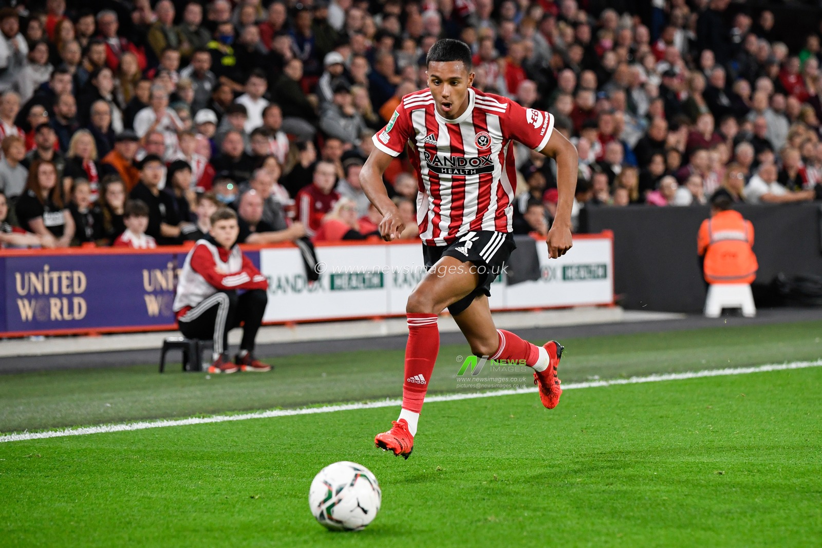 Kyron Gordon #34 of Sheffield United runs down the wing with the ball