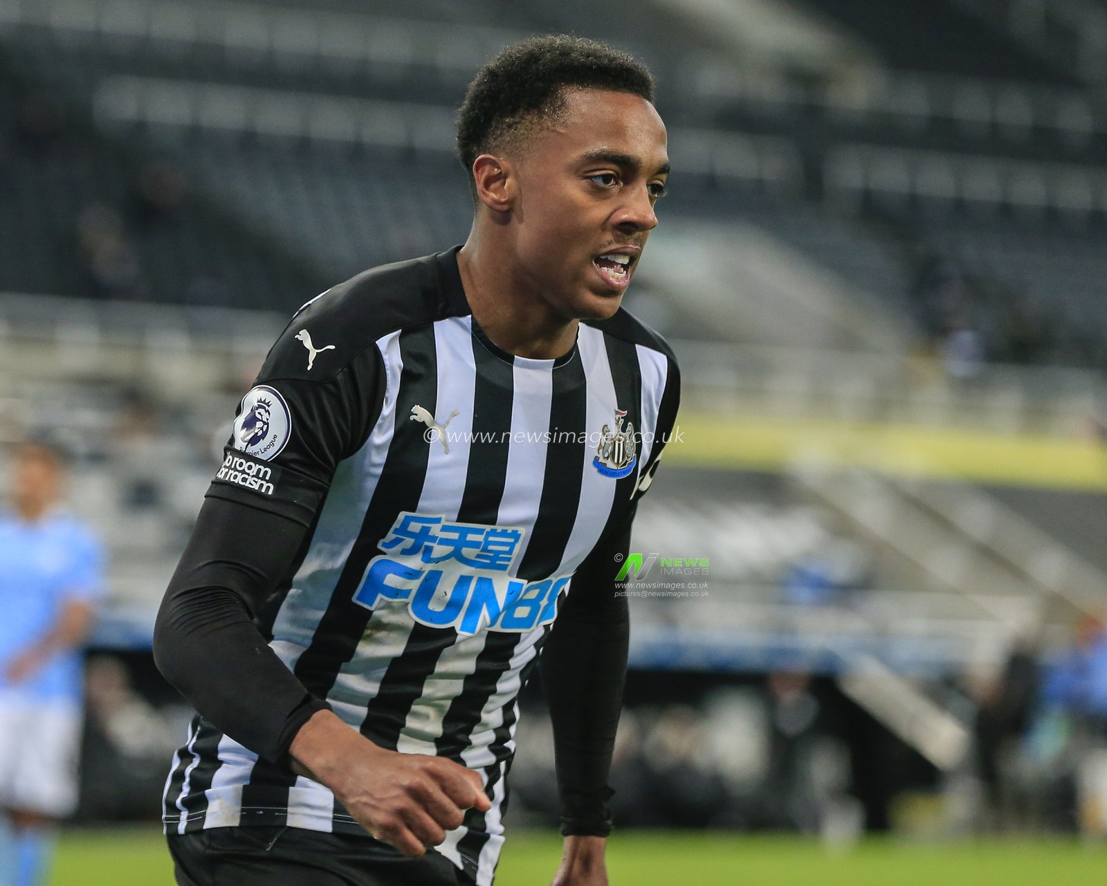 Joe Willock #28 of Newcastle United celebrates his goal to make it 3-3