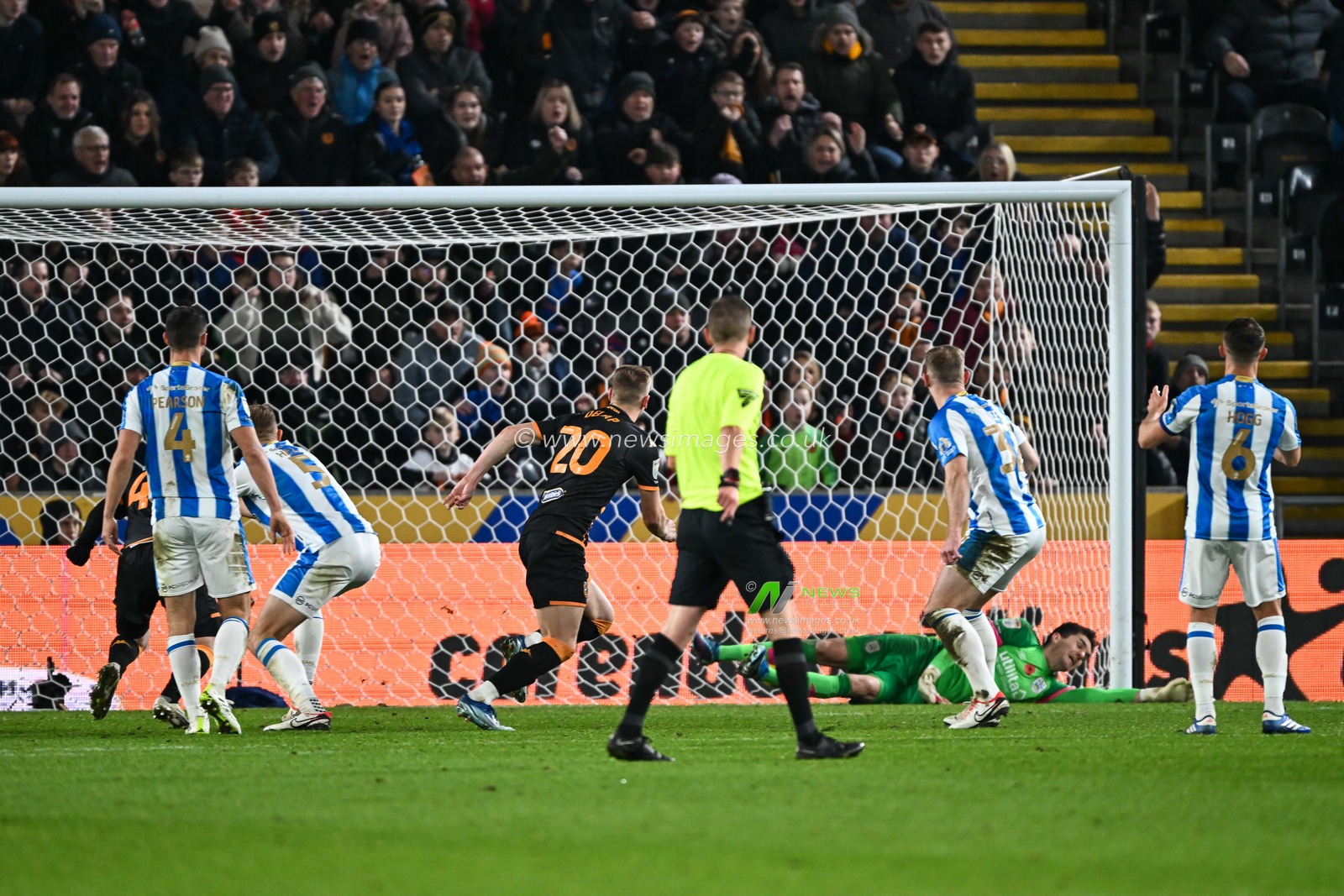 Liam Delap #20 of Hull City scores to make it 1-0 during the Sky Bet Championship match Hull City vs Huddersfield Town at MKM Stadium, Hull, United Kingdom, 11th November 2023

(Photo by Craig Thomas/News Images)