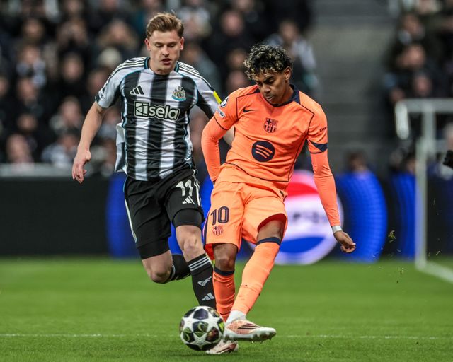 Lamine Yamal of Barcelona passes the ball during the UEFA Champions League Last 16 match Newcastle Untied vs Barcelona at St. James's Park, Newcastle, United Kingdom on 10 March 2026

(Photo by Mark Cosgrove/News Images)