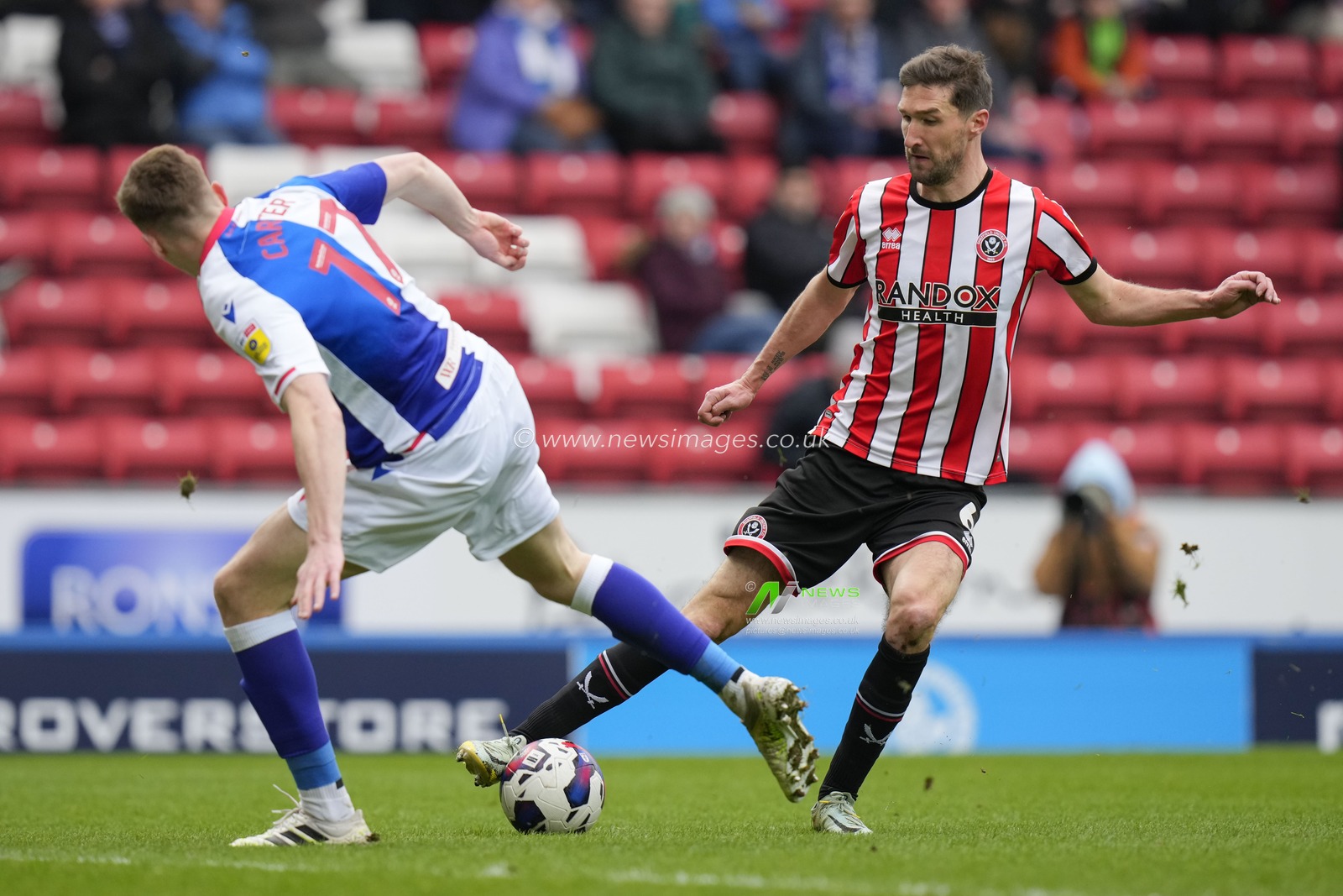 Chris Basham #6 of Sheffield United turns Hayden Carter #17 of Blackburn Rovers during the Sky Bet Championship match Blackburn Rovers vs Sheffield United at Ewood Park, Blackburn, United Kingdom, 4th March 2023

(Photo by Steve Flynn/News Images)