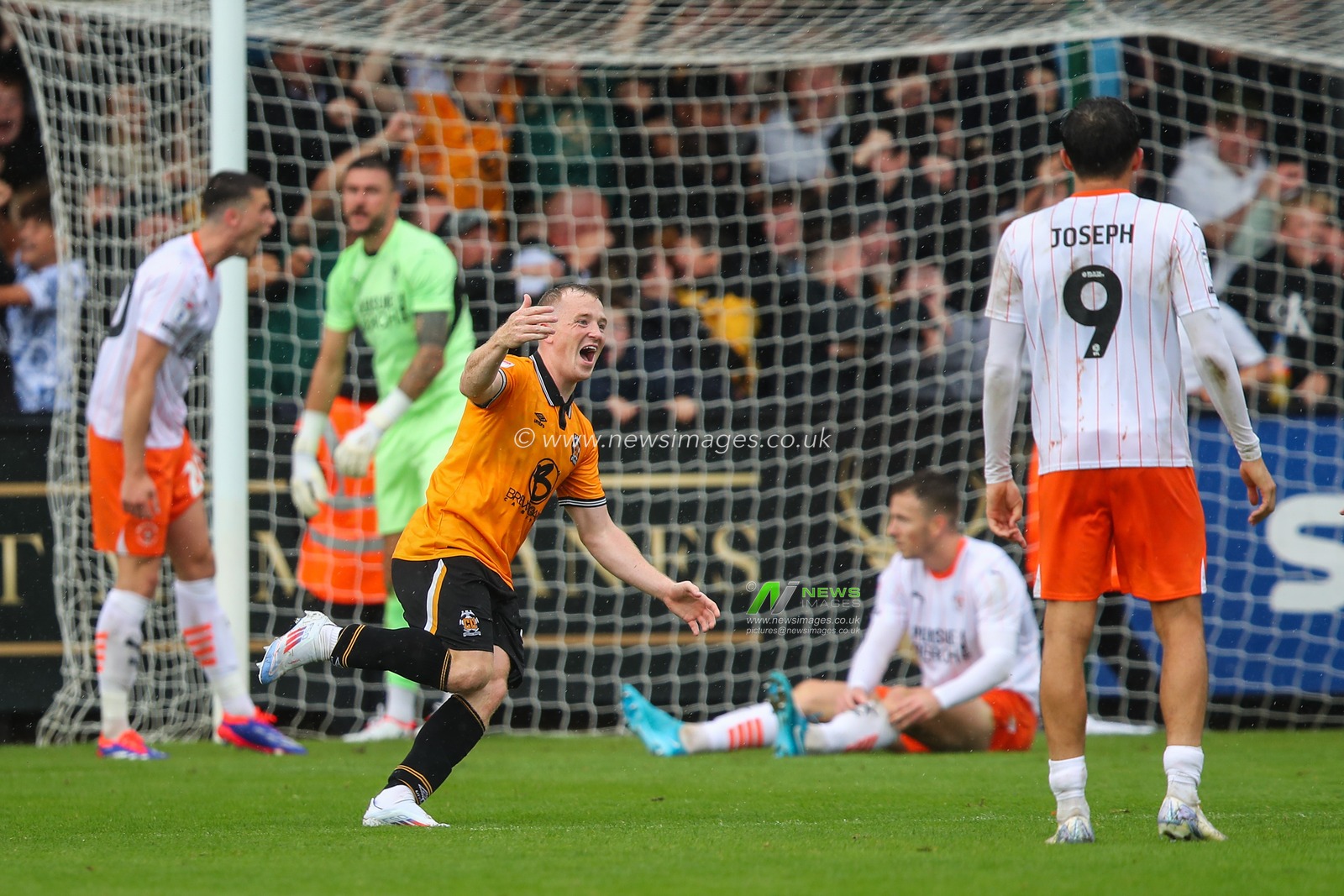 Shayne Lavery of Cambridge United celebrates his goal to make it 4-4 during the Sky Bet League 1 match Cambridge United vs Blackpool at Abbey Stadium, Cambridge, United Kingdom, 24th August 2024

(Photo by Gareth Evans/News Images)