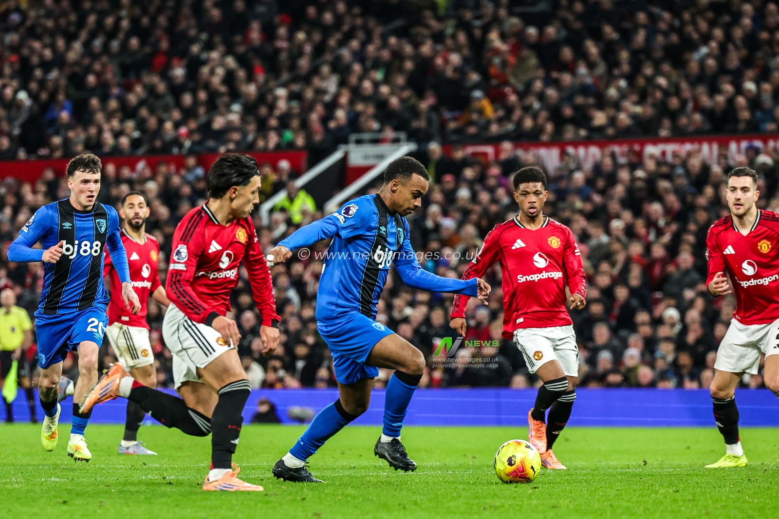 Eli Junior Kroupi of Bournemouth scores to make it 4-4 during the Premier League match Manchester United vs Bournemouth at Old Trafford, Manchester, United Kingdom, 15th December 2025

(Photo by Mark Cosgrove/News Images)

*** GER AUT SUI OUT ***